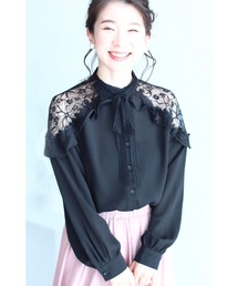 (黒)肩を美しく飾るフリルとレースのリボンブラウストップス