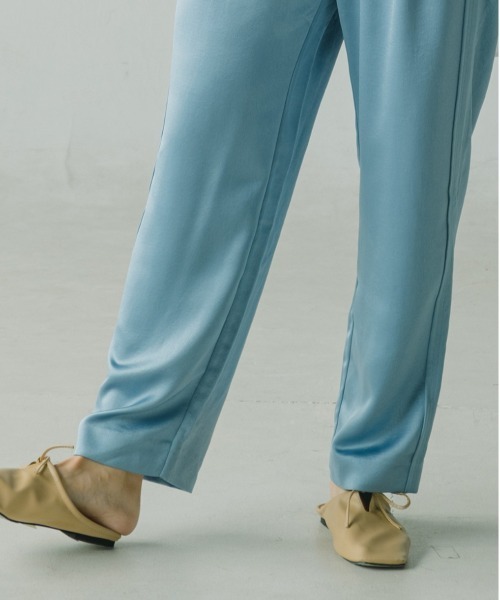 WHYTO.(ホワイト)の「「WHYTO / ホワイト」2タックサテンストレートパンツ(その他パンツ・レディース・ブラック/ネイビー/ブルーグリーン・38/36)」の3枚目の写真