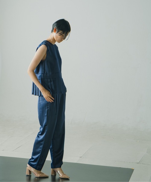 WHYTO.(ホワイト)の「「WHYTO / ホワイト」2タックサテンストレートパンツ(その他パンツ・レディース・ブラック/ネイビー/ブルーグリーン・38/36)」の4枚目の写真
