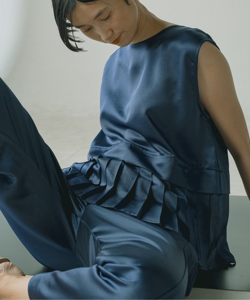 WHYTO.(ホワイト)の「「WHYTO / ホワイト」2タックサテンストレートパンツ(その他パンツ・レディース・ブラック/ネイビー/ブルーグリーン・38/36)」の6枚目の写真