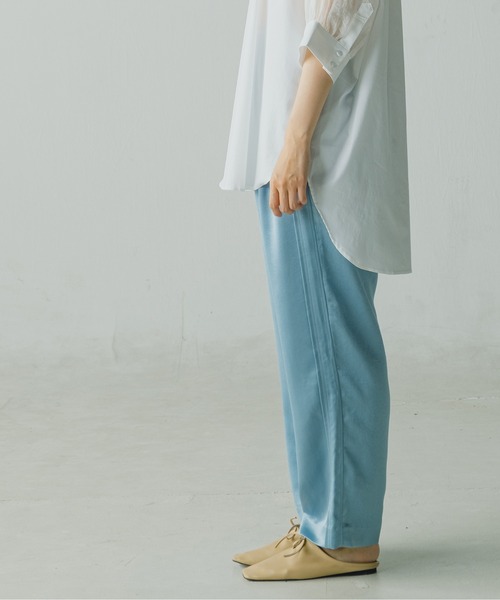 WHYTO.(ホワイト)の「「WHYTO / ホワイト」2タックサテンストレートパンツ(その他パンツ・レディース・ブラック/ネイビー/ブルーグリーン・38/36)」の10枚目の写真