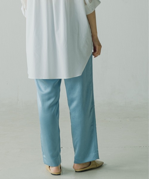 WHYTO.(ホワイト)の「「WHYTO / ホワイト」2タックサテンストレートパンツ(その他パンツ・レディース・ブラック/ネイビー/ブルーグリーン・38/36)」の11枚目の写真