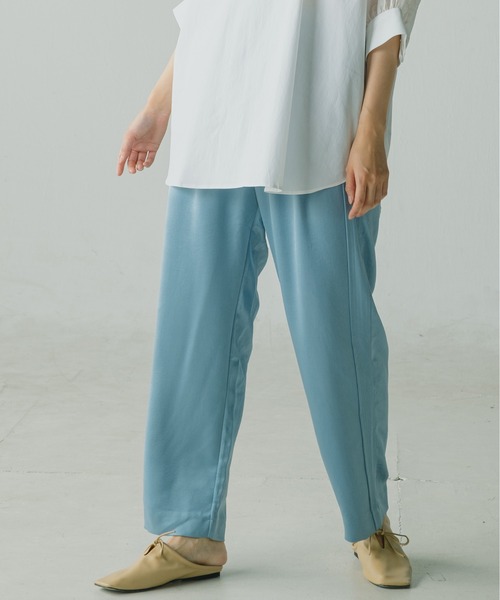 WHYTO.(ホワイト)の「「WHYTO / ホワイト」2タックサテンストレートパンツ(その他パンツ・レディース・ブラック/ネイビー/ブルーグリーン・38/36)」の12枚目の写真