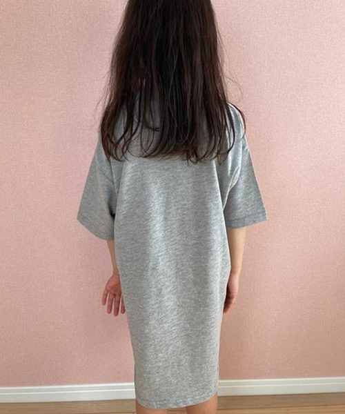 THE CASUAL(カジュアル)の「ビッグシルエット無地ワンピース ロング丈Tシャツ キッズ(ワンピース・キッズ・ミント/ラベンダー/ブラック/杢グレー/ネイビー/チャコール/ベージュ/モカ/カーキ/オフホワイト・160cm/140cm/130cm/120cm/150cm/110cm)」の14枚目の写真