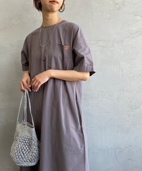 UNIVERSAL OVERALL（ユニバーサルオーバーオール）の「[UNIVERSAL OVERALL/ユニバーサルオーバーオール] 別注 マキシ丈素材切り替えワンピース（ワンピース・レディース・ブラック/ライトカーキ/チャコール・F）」の17枚目の写真