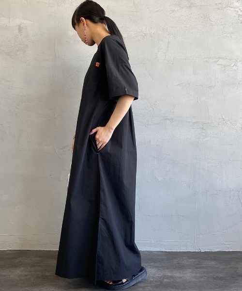 UNIVERSAL OVERALL（ユニバーサルオーバーオール）の「[UNIVERSAL OVERALL/ユニバーサルオーバーオール] 別注 マキシ丈素材切り替えワンピース（ワンピース・レディース・ブラック/ライトカーキ/チャコール・F）」の20枚目の写真