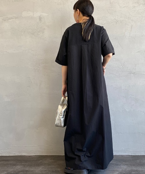 UNIVERSAL OVERALL（ユニバーサルオーバーオール）の「[UNIVERSAL OVERALL/ユニバーサルオーバーオール] 別注 マキシ丈素材切り替えワンピース（ワンピース・レディース・ブラック/ライトカーキ/チャコール・F）」の4枚目の写真