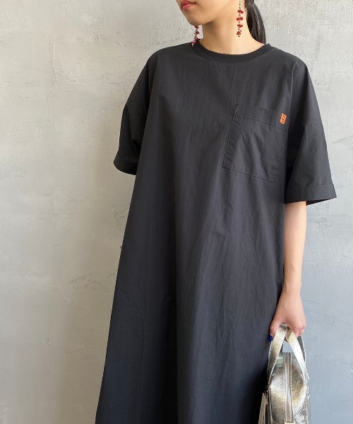 UNIVERSAL OVERALL（ユニバーサルオーバーオール）の「[UNIVERSAL OVERALL/ユニバーサルオーバーオール] 別注 マキシ丈素材切り替えワンピース（ワンピース・レディース・ブラック/ライトカーキ/チャコール・F）」の16枚目の写真