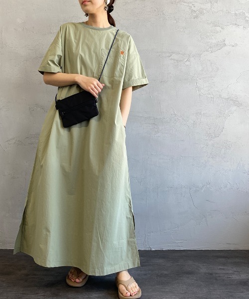 UNIVERSAL OVERALL（ユニバーサルオーバーオール）の「[UNIVERSAL OVERALL/ユニバーサルオーバーオール] 別注 マキシ丈素材切り替えワンピース（ワンピース・レディース・ブラック/ライトカーキ/チャコール・F）」の22枚目の写真