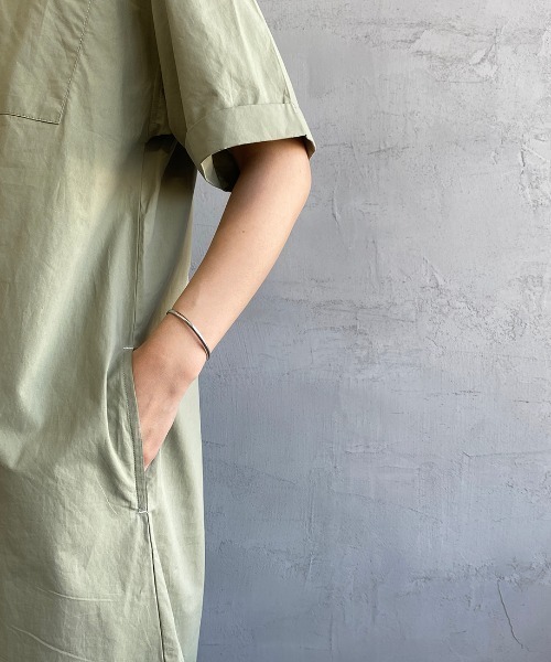 UNIVERSAL OVERALL（ユニバーサルオーバーオール）の「[UNIVERSAL OVERALL/ユニバーサルオーバーオール] 別注 マキシ丈素材切り替えワンピース（ワンピース・レディース・ブラック/ライトカーキ/チャコール・F）」の11枚目の写真