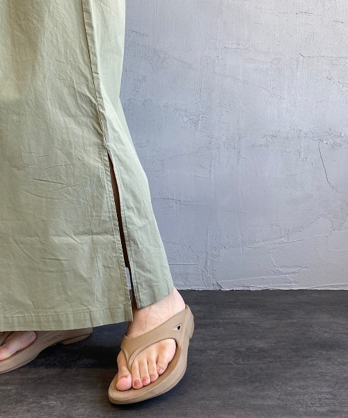 UNIVERSAL OVERALL（ユニバーサルオーバーオール）の「[UNIVERSAL OVERALL/ユニバーサルオーバーオール] 別注 マキシ丈素材切り替えワンピース（ワンピース・レディース・ブラック/ライトカーキ/チャコール・F）」の15枚目の写真