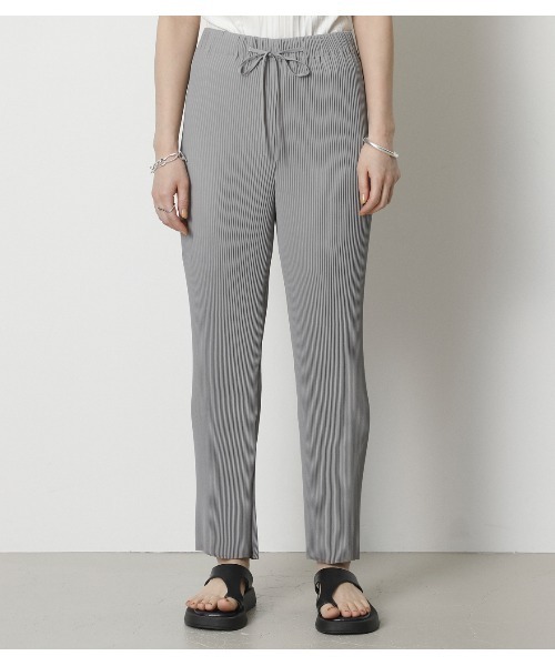 crie conforto（クリーコンフォルト）の「スリムプリーツパンツ（スラックス・レディース・ライトグレー/ブラック・SMALL/MEDIUM/LARGE）」の4枚目の写真