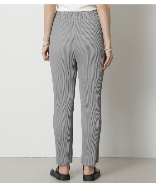 crie conforto（クリーコンフォルト）の「スリムプリーツパンツ（スラックス・レディース・ライトグレー/ブラック・SMALL/MEDIUM/LARGE）」の6枚目の写真