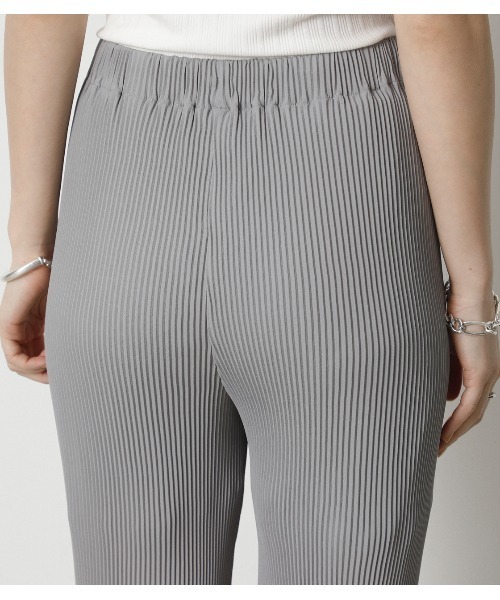 crie conforto（クリーコンフォルト）の「スリムプリーツパンツ（スラックス・レディース・ライトグレー/ブラック・SMALL/MEDIUM/LARGE）」の10枚目の写真
