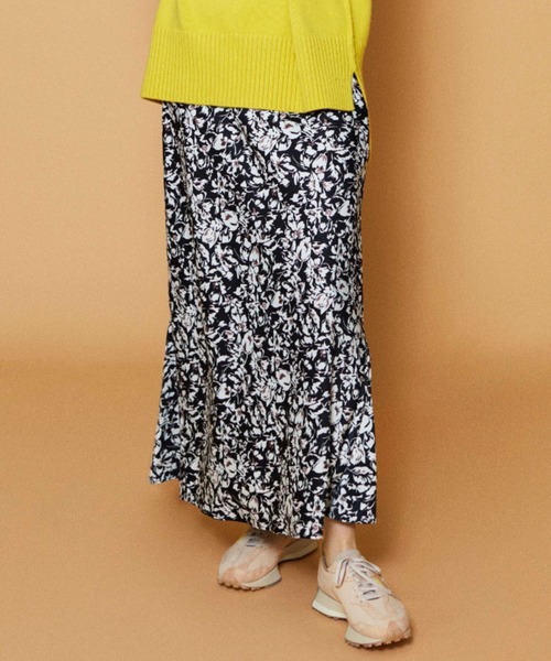 emmi（エミ）の「【emmi atelier】フラワープリントナロースカート（スカート・レディース・ブラック/レッド・0/1）」の2枚目の写真