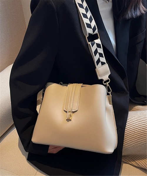 LA VORAGINE(ラ ヴォラジネ)の「バケットタイプ ショルダーバッグ(ショルダーバッグ・レディース・ブラウン/ブラック/モカ/ピンク/ベージュ/アイボリー/グリーン・FREE)」の5枚目の写真