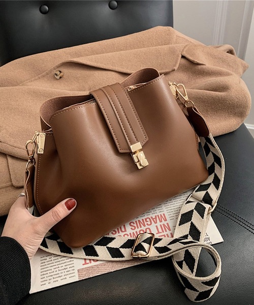 LA VORAGINE(ラ ヴォラジネ)の「バケットタイプ ショルダーバッグ(ショルダーバッグ・レディース・ブラウン/ブラック/モカ/ピンク/ベージュ/アイボリー/グリーン・FREE)」の4枚目の写真