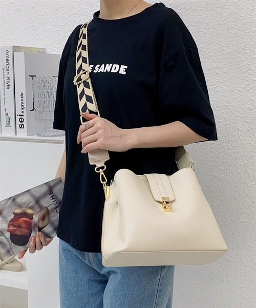 LA VORAGINE(ラ ヴォラジネ)の「バケットタイプ ショルダーバッグ(ショルダーバッグ・レディース・ブラウン/ブラック/モカ/ピンク/ベージュ/アイボリー/グリーン・FREE)」の13枚目の写真