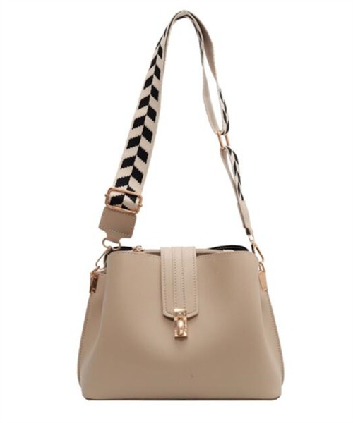 LA VORAGINE(ラ ヴォラジネ)の「バケットタイプ ショルダーバッグ(ショルダーバッグ・レディース・ブラウン/ブラック/モカ/ピンク/ベージュ/アイボリー/グリーン・FREE)」の19枚目の写真