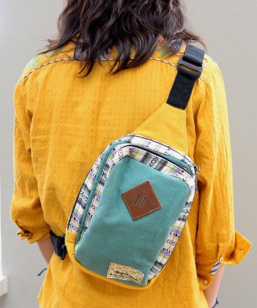 チャイハネ（チャイハネ）の「【チャイハネ】カラフルボーダーボディバッグ（ボディバッグ/ウエストポーチ・メンズ・グリーン/オフホワイト/イエロー/レッド/ライトグリーン/ブルー/マスタード/パープル・FREE）」の3枚目の写真