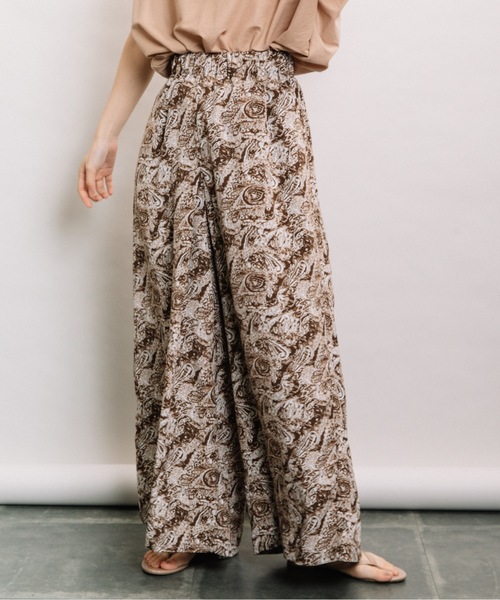 refinedworks(リファインドワークス)の「ペイズリー柄タックワイドPT(その他パンツ・レディース・ブラウン/ブラック・FREE)」の1枚目の写真