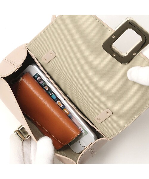 LACOSTE（ラコステ）の「アメリア レザーショルダーバッグ（ショルダーバッグ・レディース・ピンクベージュ/バーガンディー・FREE）」の12枚目の写真