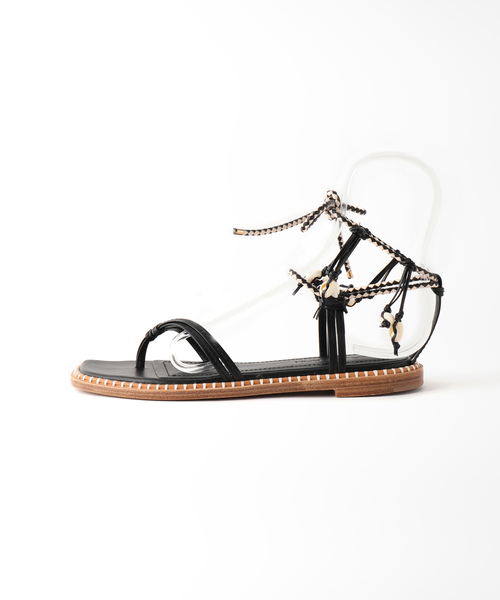 IENA(イエナ)の「【ULLA JOHNSON/ウラ ジョンソン】Hanalei Seashellサンダル(サンダル・レディース・ブラック・37/36)」の2枚目の写真