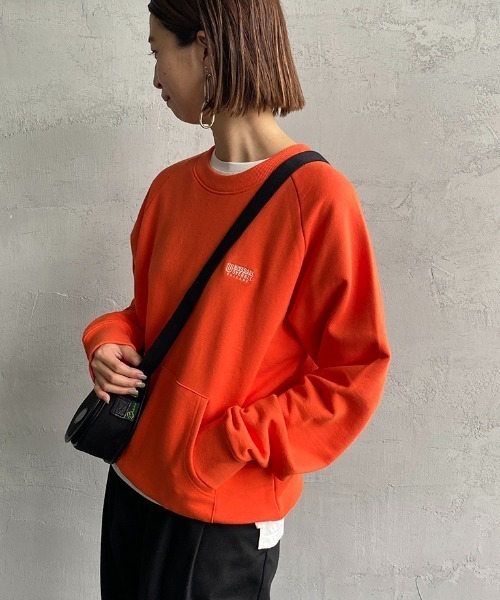 UNIVERSAL OVERALL（ユニバーサルオーバーオール）の「[UNIVERSAL OVERALL/ユニバーサルオーバーオール] 別注 ワンポイント刺繍 ラグランスリーブスウェット（スウェット・レディース・ブラック/グレー/ダークグリーン/ブルー/オレンジ・F）」の5枚目の写真