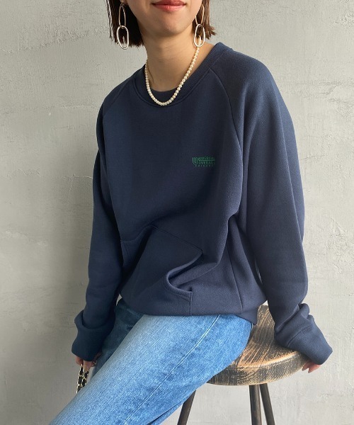 UNIVERSAL OVERALL（ユニバーサルオーバーオール）の「[UNIVERSAL OVERALL/ユニバーサルオーバーオール] 別注 ワンポイント刺繍 ラグランスリーブスウェット（スウェット・レディース・ブラック/グレー/ダークグリーン/ブルー/オレンジ・F）」の4枚目の写真