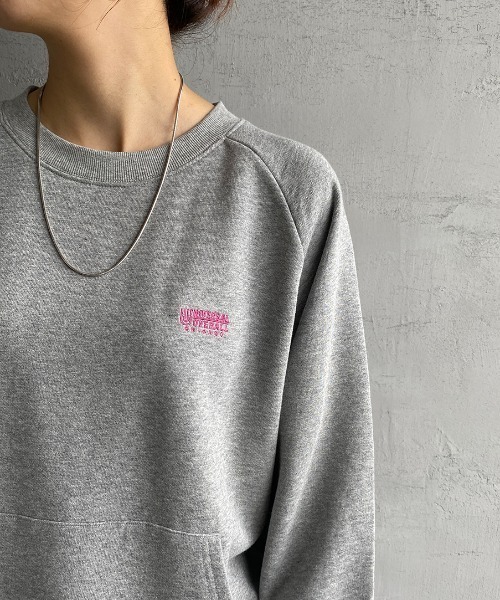 UNIVERSAL OVERALL（ユニバーサルオーバーオール）の「[UNIVERSAL OVERALL/ユニバーサルオーバーオール] 別注 ワンポイント刺繍 ラグランスリーブスウェット（スウェット・レディース・ブラック/グレー/ダークグリーン/ブルー/オレンジ・F）」の7枚目の写真