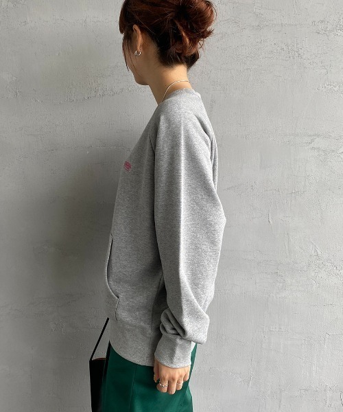 UNIVERSAL OVERALL（ユニバーサルオーバーオール）の「[UNIVERSAL OVERALL/ユニバーサルオーバーオール] 別注 ワンポイント刺繍 ラグランスリーブスウェット（スウェット・レディース・ブラック/グレー/ダークグリーン/ブルー/オレンジ・F）」の16枚目の写真