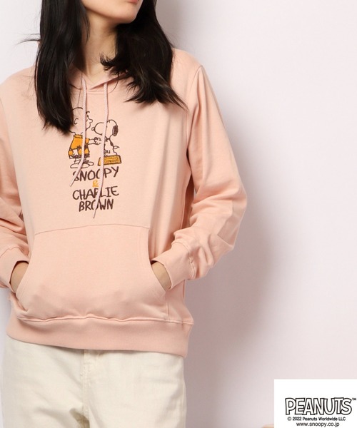 PEANUTS(ピーナッツ)の「PEANUTS スヌーピー 裏毛 スウェットプルパーカー(パーカー・レディース・ブラック/ネイビー/ピンクベージュ・M/L/S)」の3枚目の写真