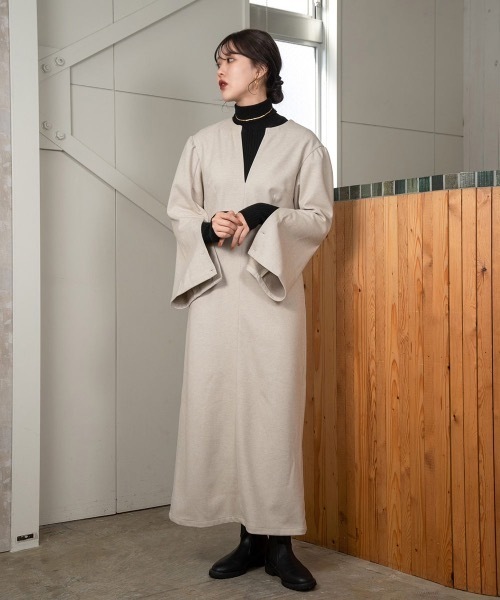 Amiur(エミレ)の「arm slit v cut dress(ワンピース・レディース・ベージュ/ブラック・S/M)」の2枚目の写真