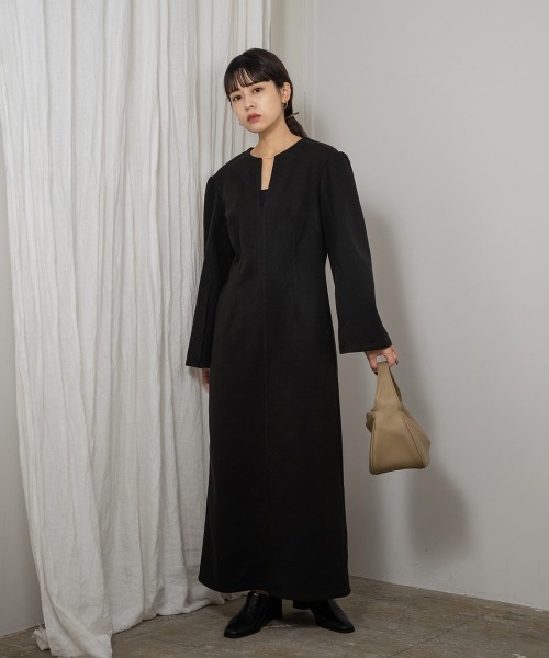 Amiur(エミレ)の「arm slit v cut dress(ワンピース・レディース・ベージュ/ブラック・S/M)」の1枚目の写真