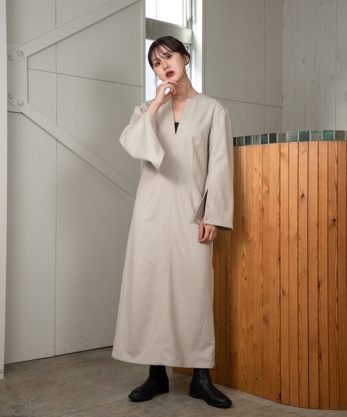 Amiur(エミレ)の「arm slit v cut dress(ワンピース・レディース・ベージュ/ブラック・S/M)」の9枚目の写真