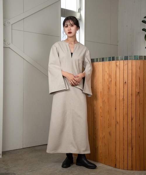 Amiur(エミレ)の「arm slit v cut dress(ワンピース・レディース・ベージュ/ブラック・S/M)」の10枚目の写真