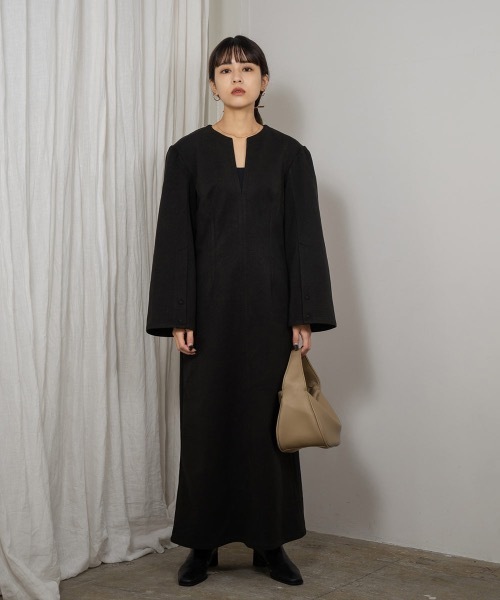 Amiur(エミレ)の「arm slit v cut dress(ワンピース・レディース・ベージュ/ブラック・S/M)」の6枚目の写真