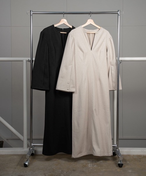 Amiur(エミレ)の「arm slit v cut dress(ワンピース・レディース・ベージュ/ブラック・S/M)」の5枚目の写真