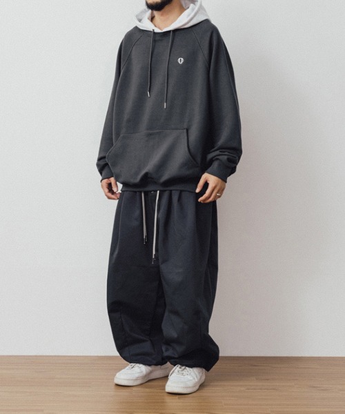 ANGLAN(アングラン)の「ANGLAN-Double Color Wappen Raglan Hoodie/アングラン ダブルカラーワッペンラグランパーカー(パーカー・メンズ・チャコールグレー/ネイビー・FREE)」の14枚目の写真