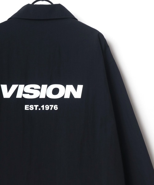 VISION STREET WEAR(ヴィジョンストリートウェア)の「VISION STREET WEAR/ヴィジョンストリートウエア ビッグシルエット ロゴ バックプリント コーチジャケット(ナイロンジャケット・メンズ・レッド/ブラック/グリーン・M/L/LL)」の2枚目の写真