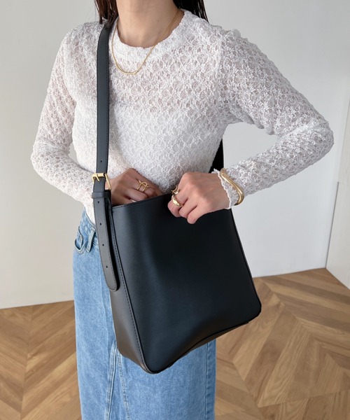 wears（ウェアーズ）の「【A4サイズ収納可】ポーチ付き PU バケツショルダーバッグ（ショルダーバッグ・レディース・ベージュ/ブラック・FREE）」の2枚目の写真