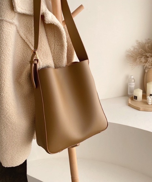 wears（ウェアーズ）の「【A4サイズ収納可】ポーチ付き PU バケツショルダーバッグ（ショルダーバッグ・レディース・ベージュ/ブラック・FREE）」の4枚目の写真