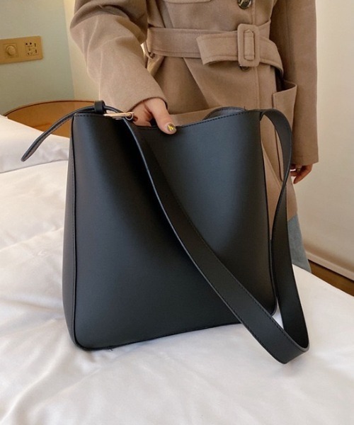 wears（ウェアーズ）の「【A4サイズ収納可】ポーチ付き PU バケツショルダーバッグ（ショルダーバッグ・レディース・ベージュ/ブラック・FREE）」の10枚目の写真