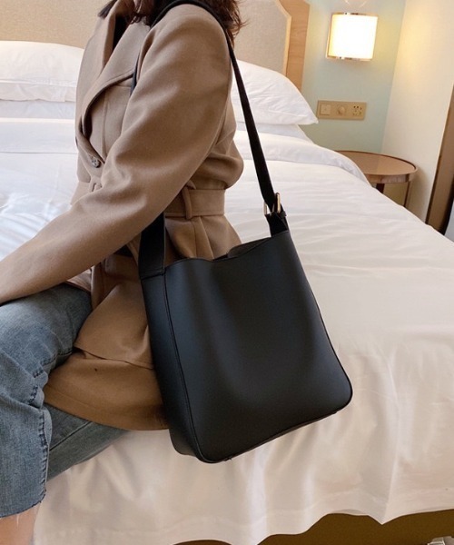 wears（ウェアーズ）の「【A4サイズ収納可】ポーチ付き PU バケツショルダーバッグ（ショルダーバッグ・レディース・ベージュ/ブラック・FREE）」の9枚目の写真