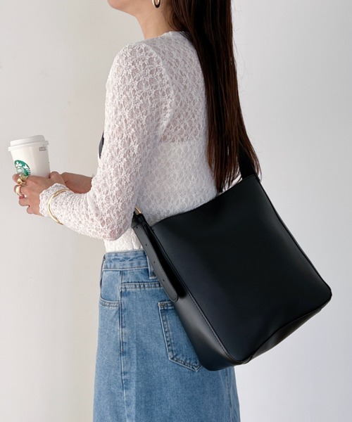 wears（ウェアーズ）の「【A4サイズ収納可】ポーチ付き PU