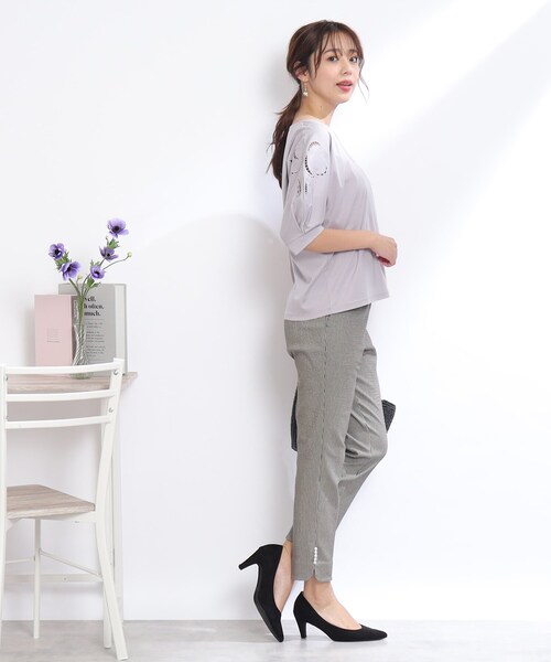 couture brooch(クチュールブローチ)の「◆【新色追加!UV/接触冷感/マシンウォッシャブル】エンブロカット刺繍ドルマンカットソー(Tシャツ/カットソー・レディース・ブラック/オフホワイト/ブラック系2/ベビーピンク/黄緑系/ピンク系9/ホワイト系9/サックスブルー系7/カーキ系4/ブラウン系その他7・34/42/38)」の16枚目の写真