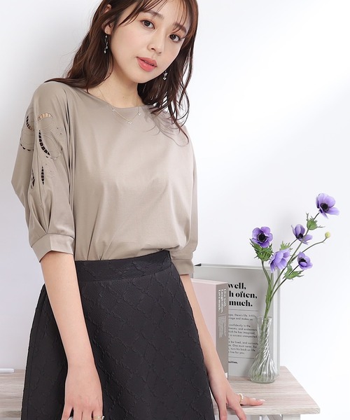 couture brooch(クチュールブローチ)の「◆【新色追加!UV/接触冷感/マシンウォッシャブル】エンブロカット刺繍ドルマンカットソー(Tシャツ/カットソー・レディース・ブラック/オフホワイト/ブラック系2/ベビーピンク/黄緑系/ピンク系9/ホワイト系9/サックスブルー系7/カーキ系4/ブラウン系その他7・34/42/38)」の7枚目の写真