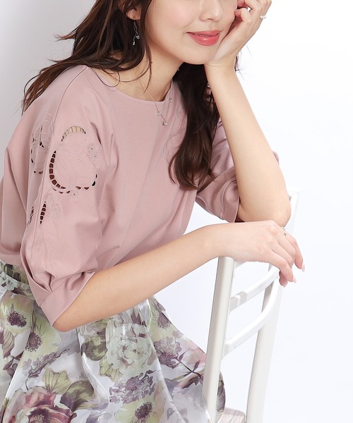 couture brooch(クチュールブローチ)の「◆【新色追加!UV/接触冷感/マシンウォッシャブル】エンブロカット刺繍ドルマンカットソー(Tシャツ/カットソー・レディース・ブラック/オフホワイト/ブラック系2/ベビーピンク/黄緑系/ピンク系9/ホワイト系9/サックスブルー系7/カーキ系4/ブラウン系その他7・34/42/38)」の10枚目の写真