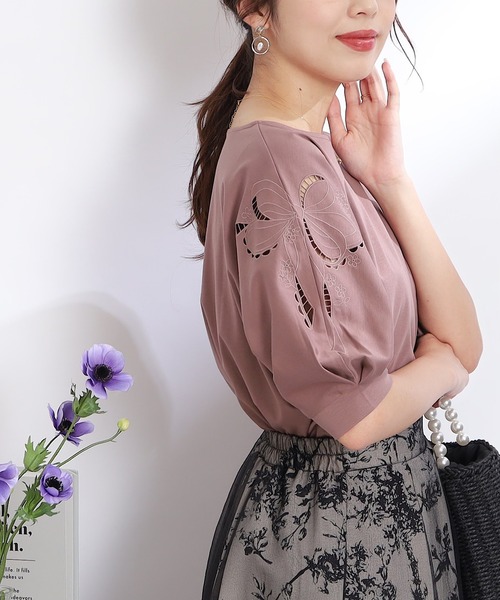 couture brooch(クチュールブローチ)の「◆【新色追加!UV/接触冷感/マシンウォッシャブル】エンブロカット刺繍ドルマンカットソー(Tシャツ/カットソー・レディース・ブラック/オフホワイト/ブラック系2/ベビーピンク/黄緑系/ピンク系9/ホワイト系9/サックスブルー系7/カーキ系4/ブラウン系その他7・34/42/38)」の6枚目の写真