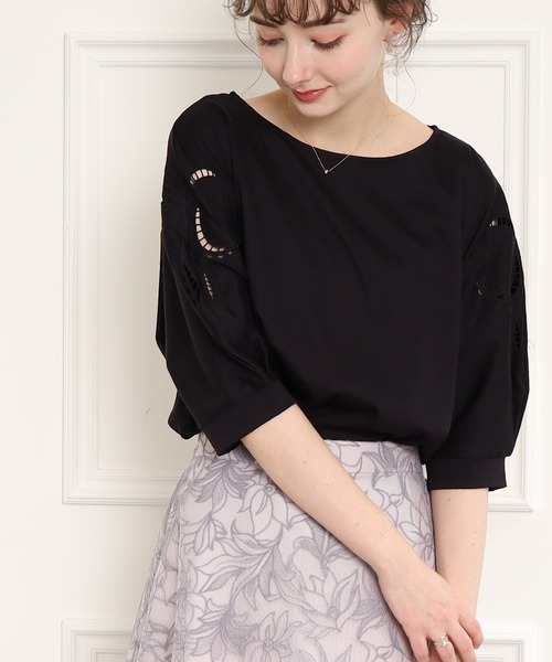 couture brooch(クチュールブローチ)の「◆【新色追加!UV/接触冷感/マシンウォッシャブル】エンブロカット刺繍ドルマンカットソー(Tシャツ/カットソー・レディース・ブラック/オフホワイト/ブラック系2/ベビーピンク/黄緑系/ピンク系9/ホワイト系9/サックスブルー系7/カーキ系4/ブラウン系その他7・34/42/38)」の4枚目の写真